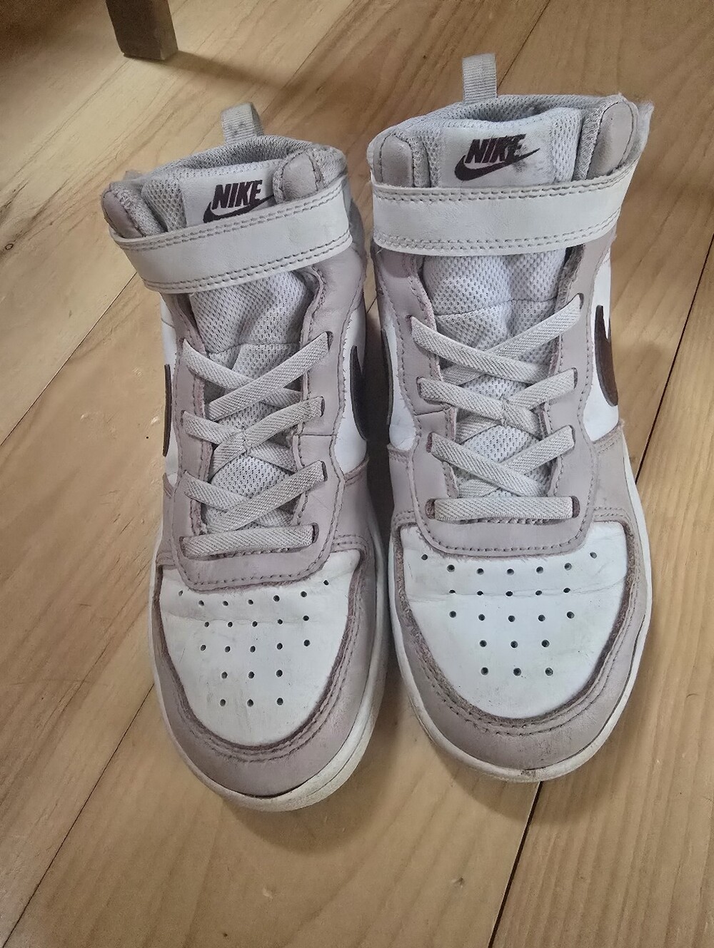Nike Kids High-Top Sneakers in White and Dusty Pink/burgundy - Picture 2 of 7